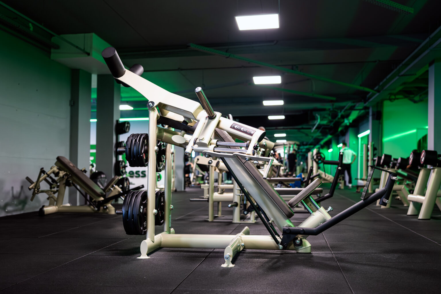 Trainingsvloer met fitnessapparatuur bij RGym in Beverwijk