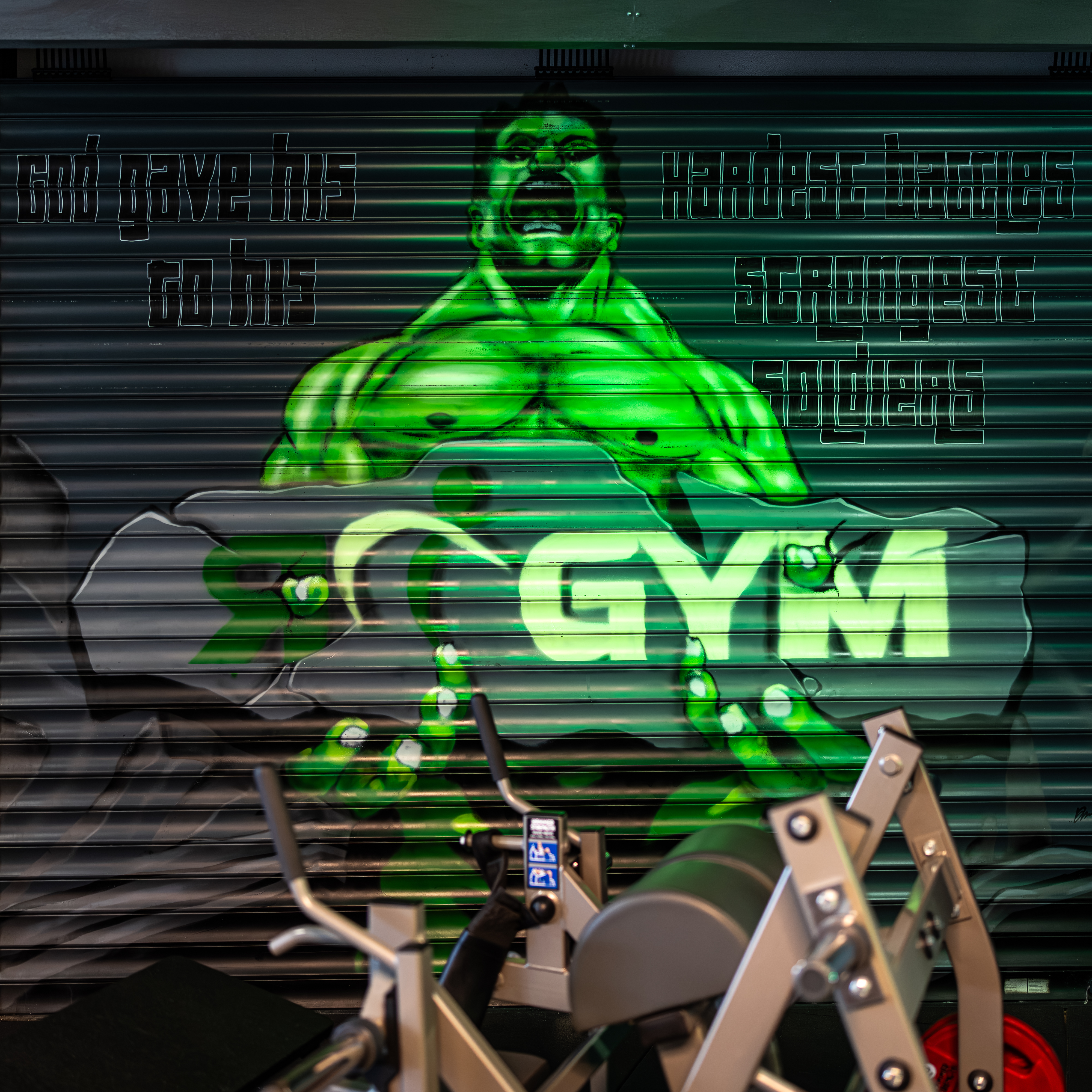 RGym wanddecoratie tussen de trainingsapparatuur