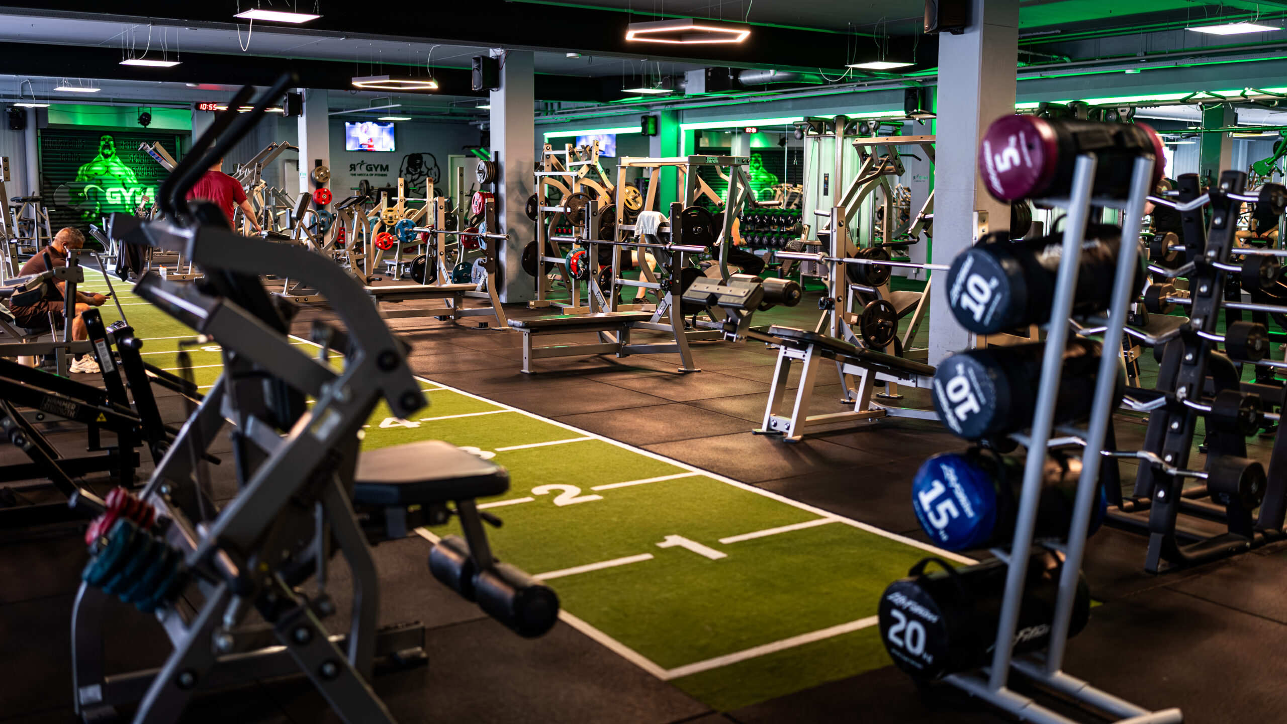 Overzicht van de gym met vrije gewichten en functionele trainingsruimte