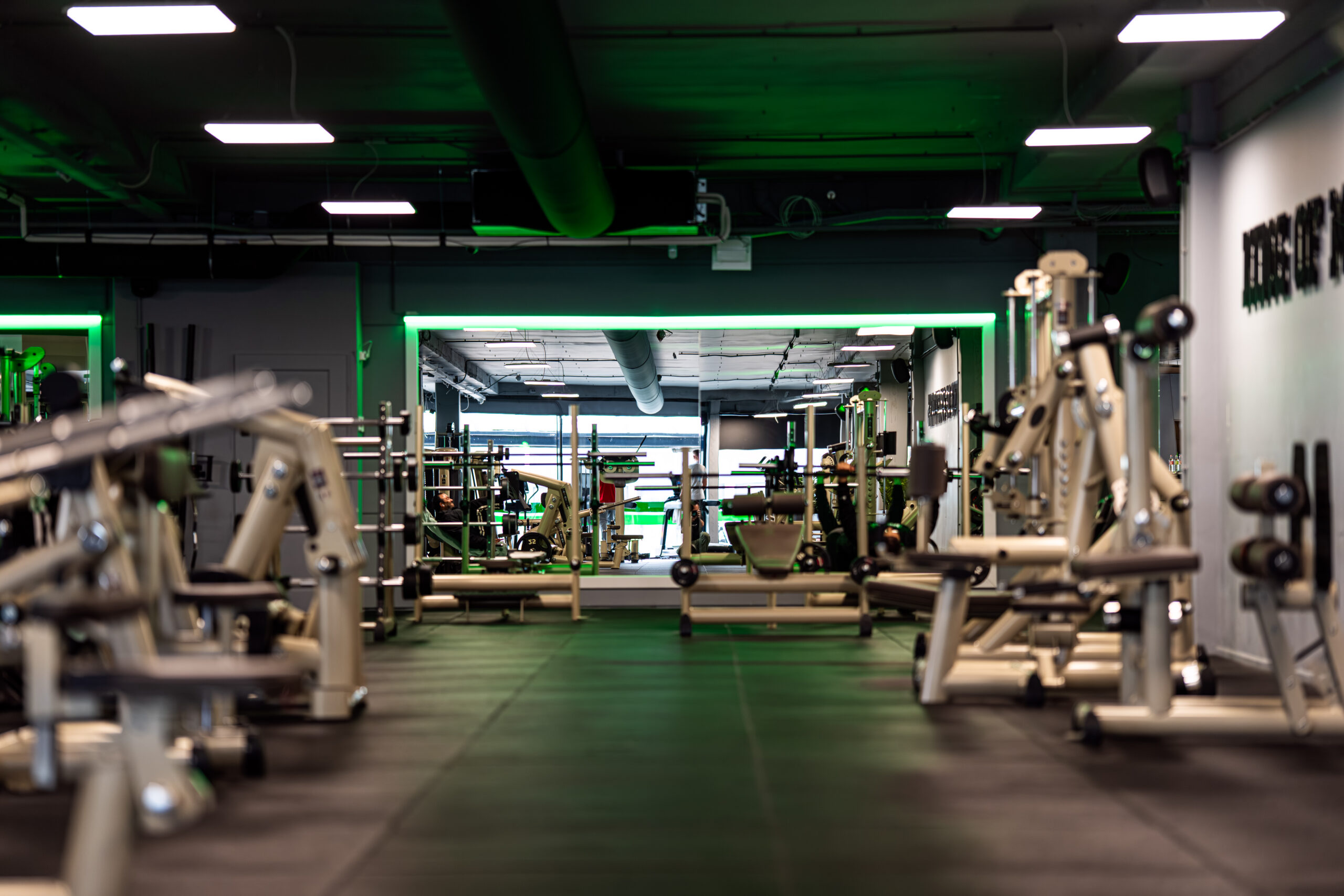 De ruime trainingsvloer van RGYM