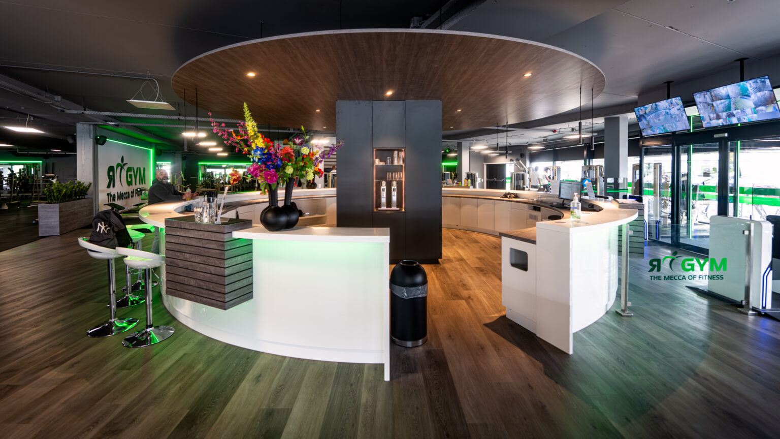 Centrale bar en balie in de sportschool