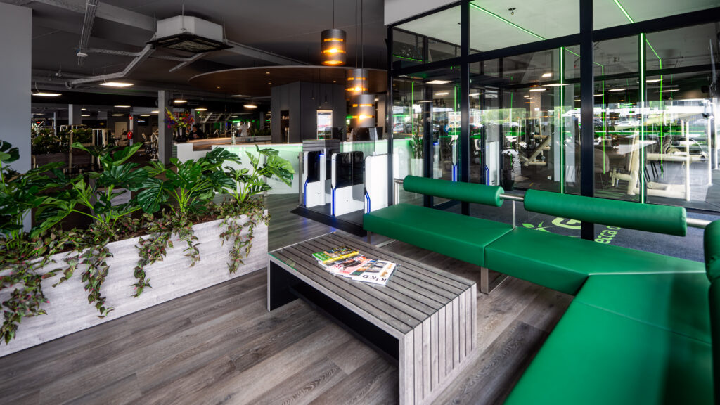 Groene zitbank bij de entree