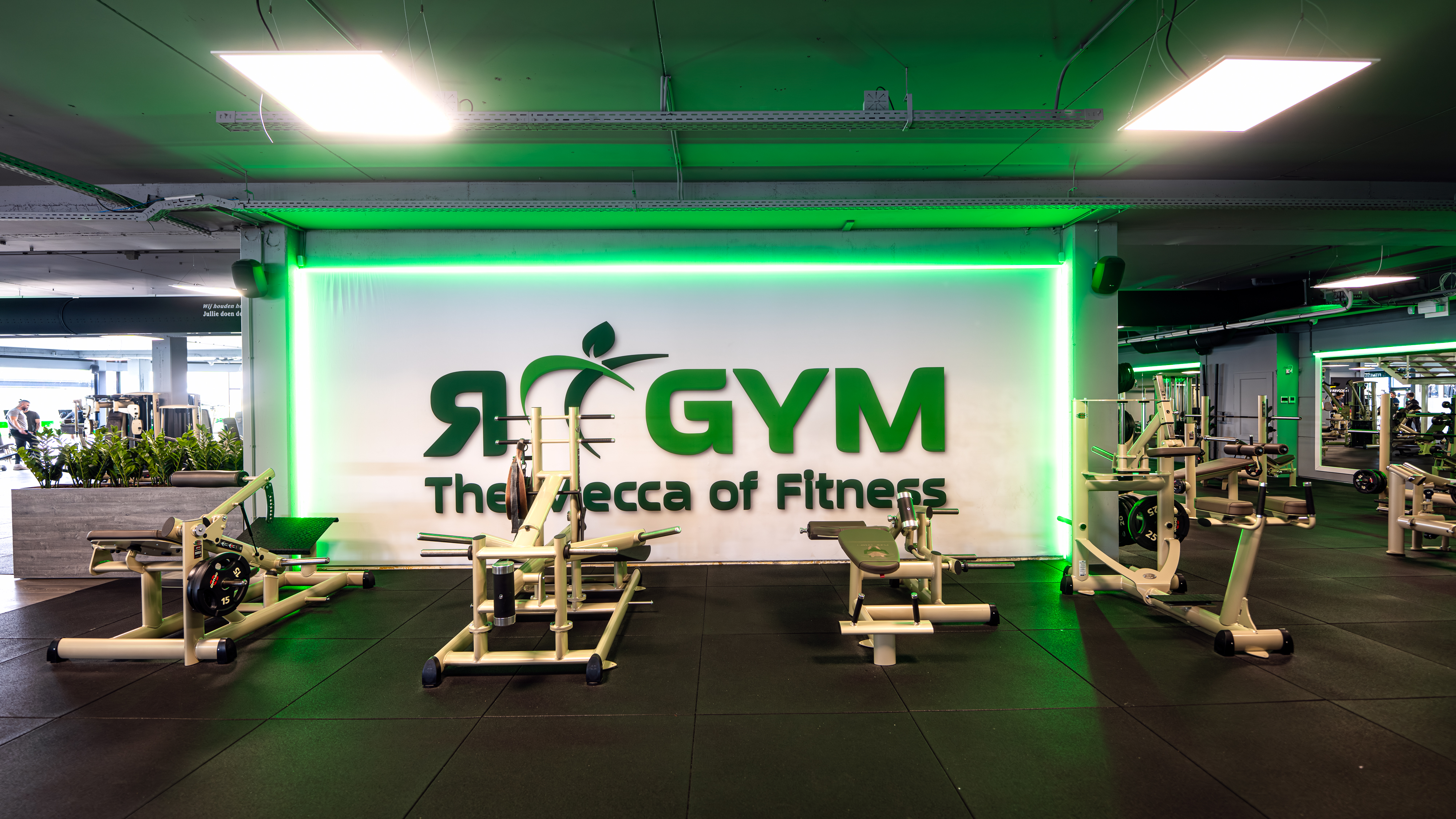 RGym logo en apparatuur in de gym