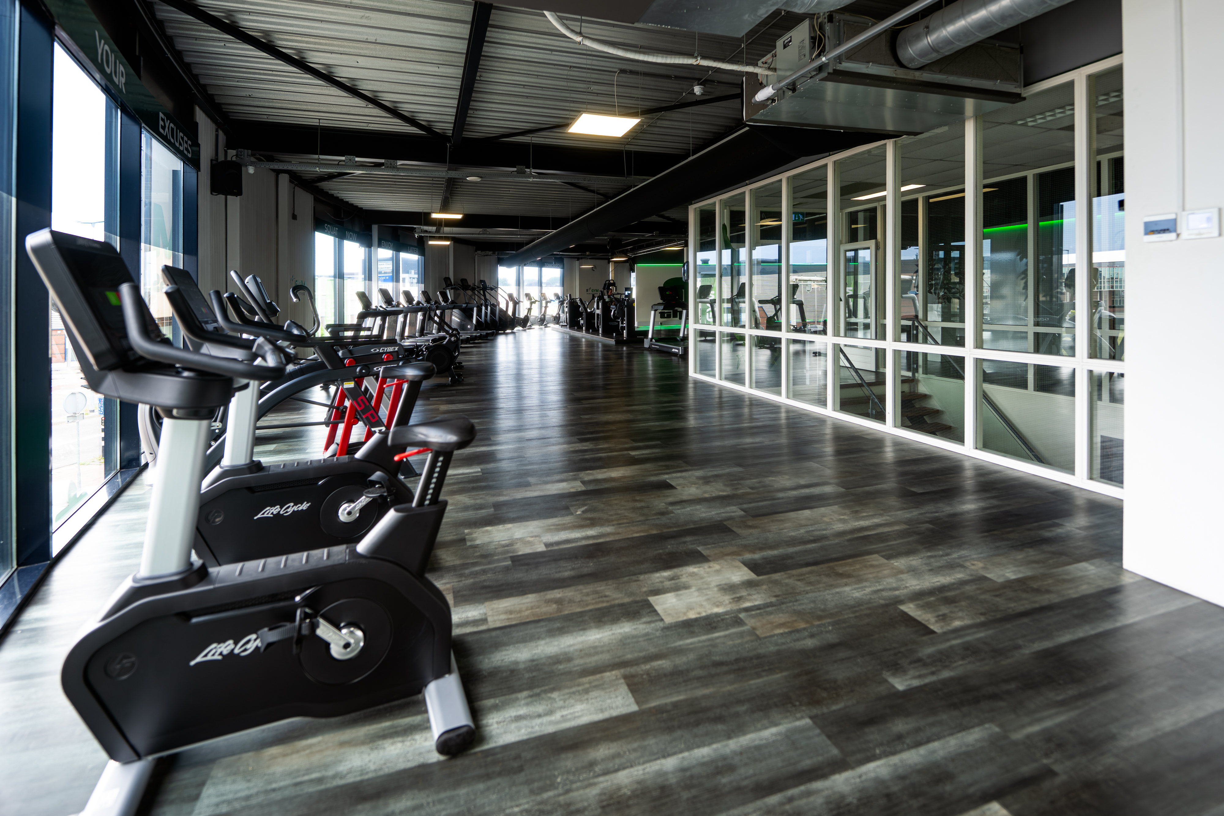 Cardiozone langs de ramen van RGym