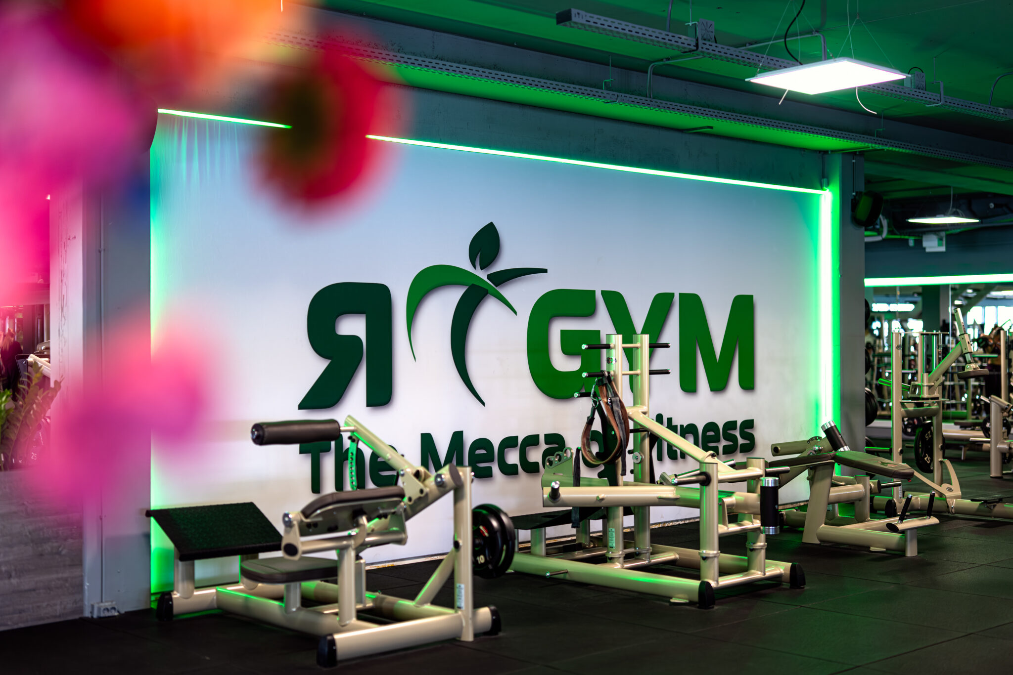 Sfeerbeeld van de gym met RGym logo