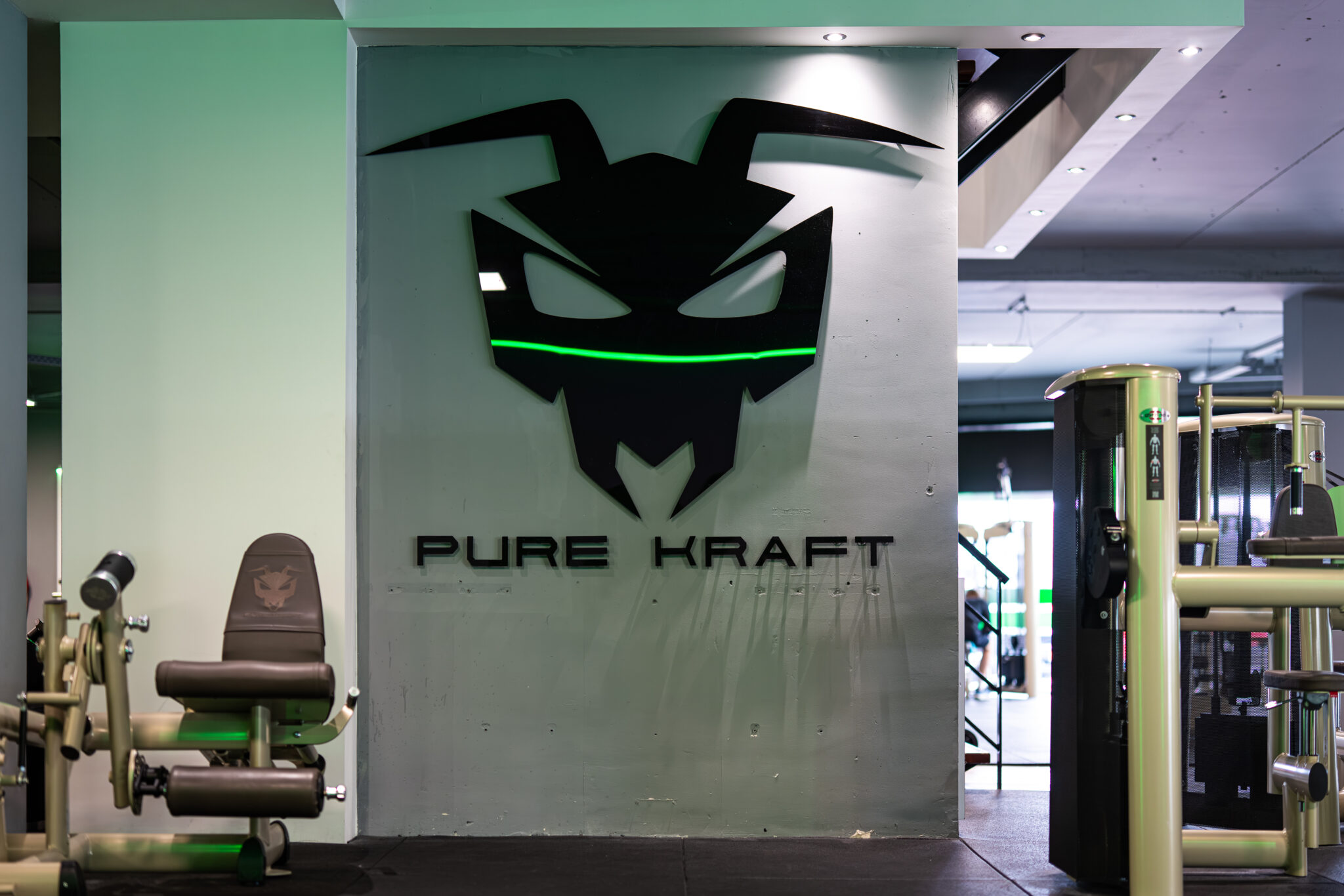 Pure Kraft trainingsapparatuur bij RGym