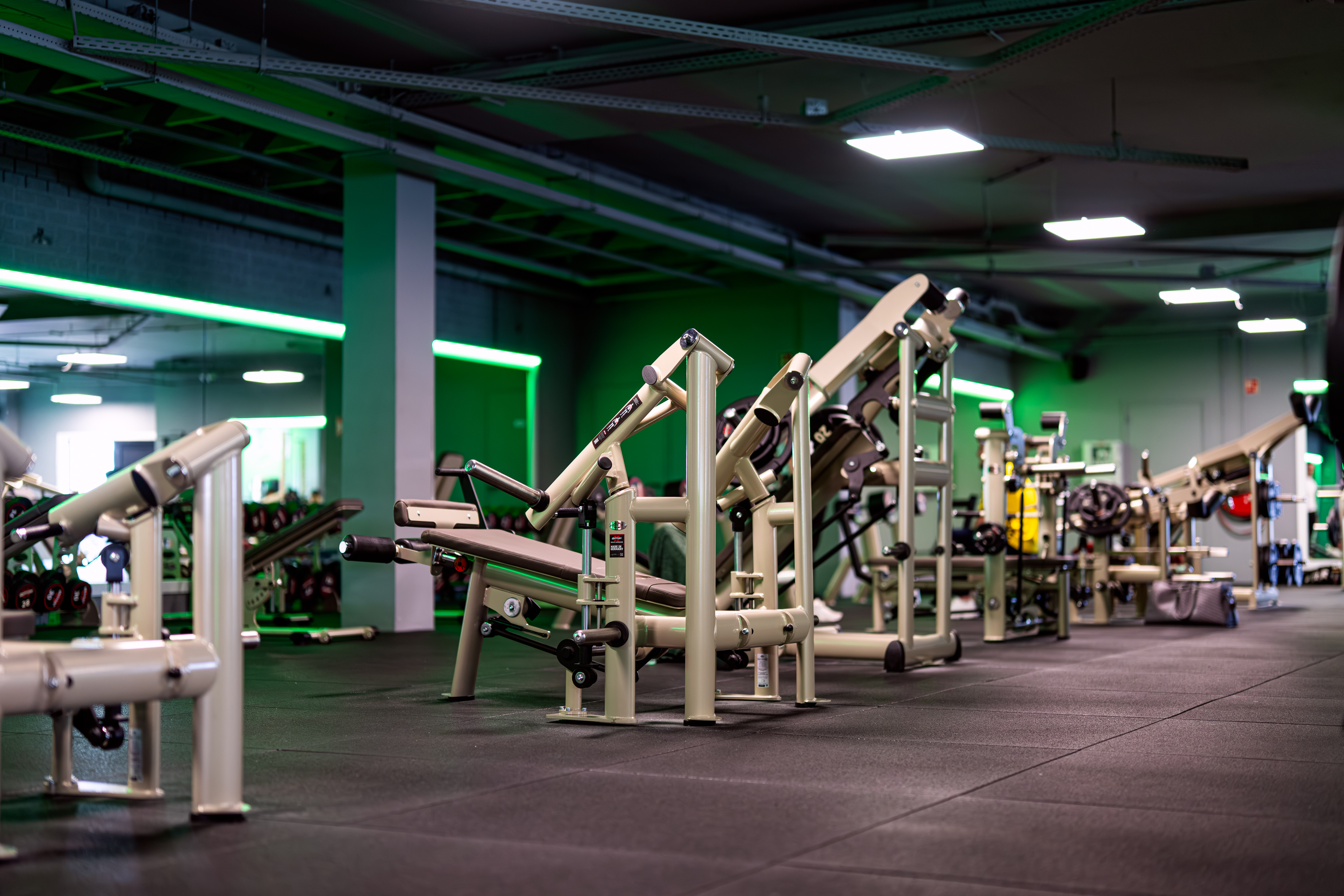 Krachtzone met verschillende machines bij RGym