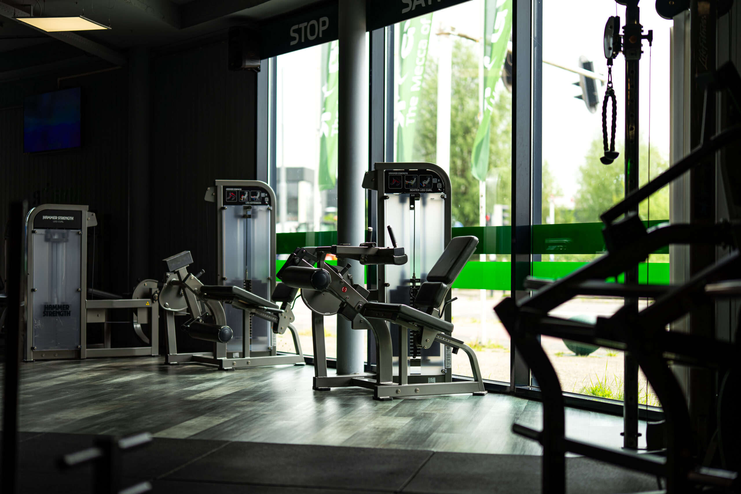 Trainingszone met krachttoestellen en daglicht