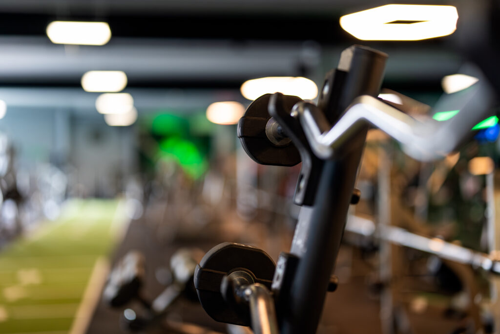 Detail van vrije gewichten in de gym