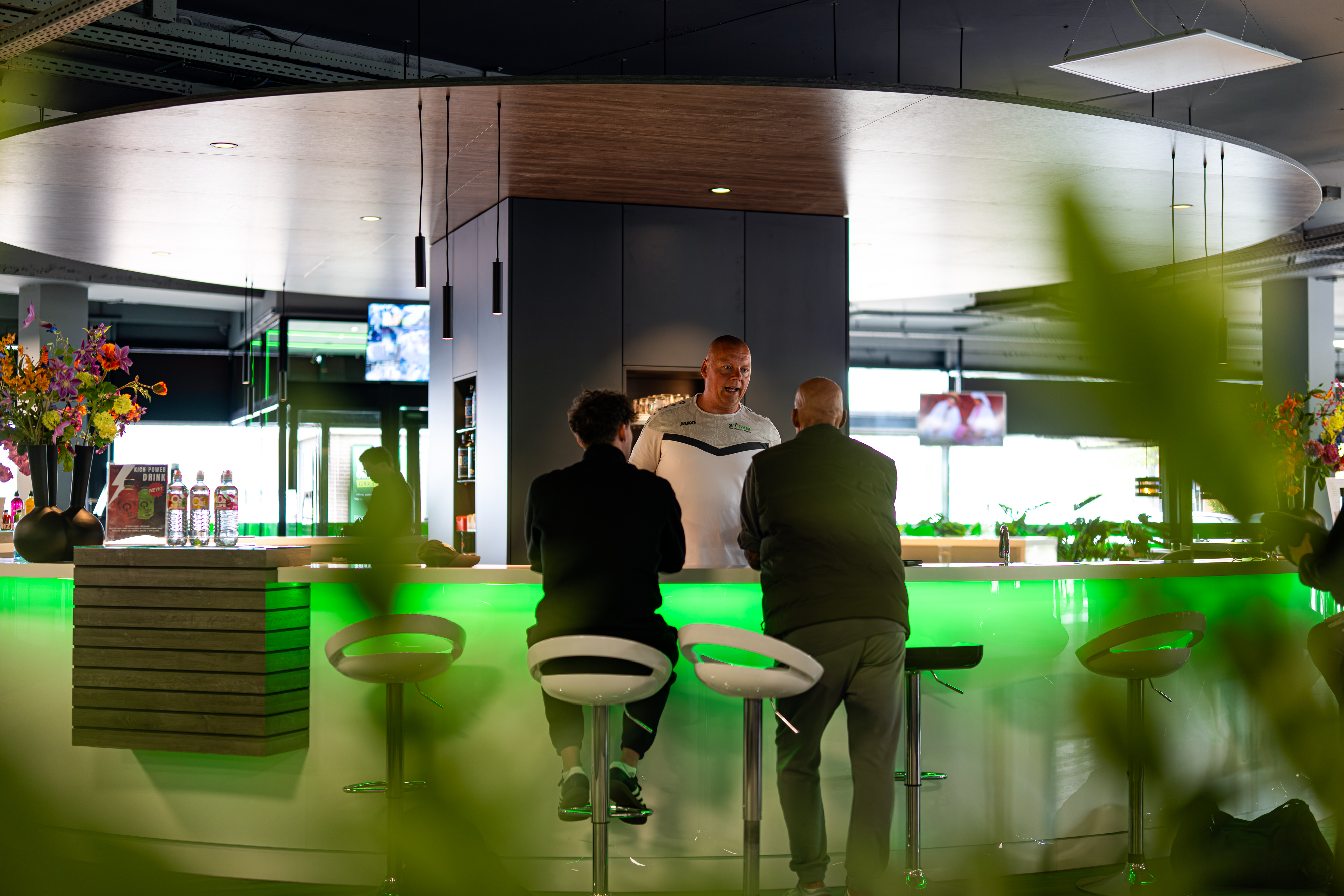Gesprek aan de centrale bar in RGym