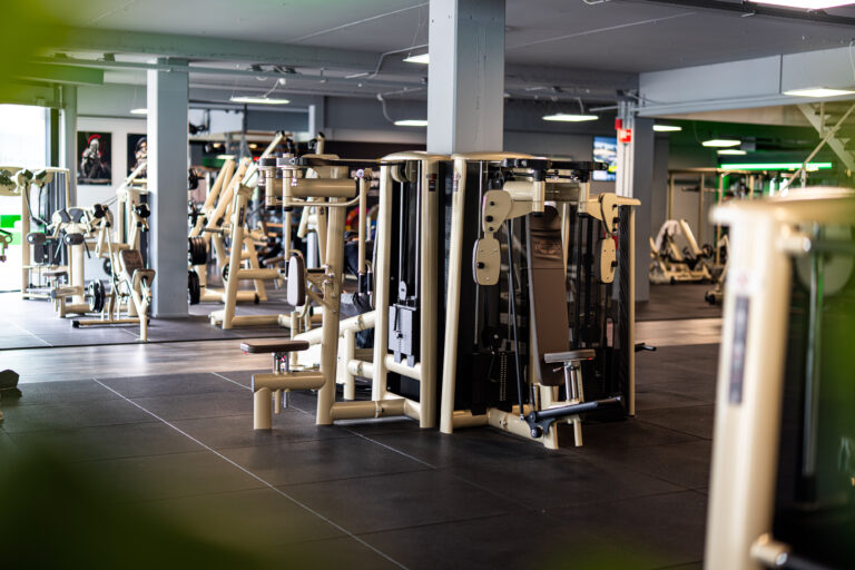 Kabelmachine met meerdere trainingsstations
