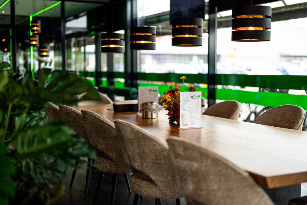 Grote tafel in de zitruimte