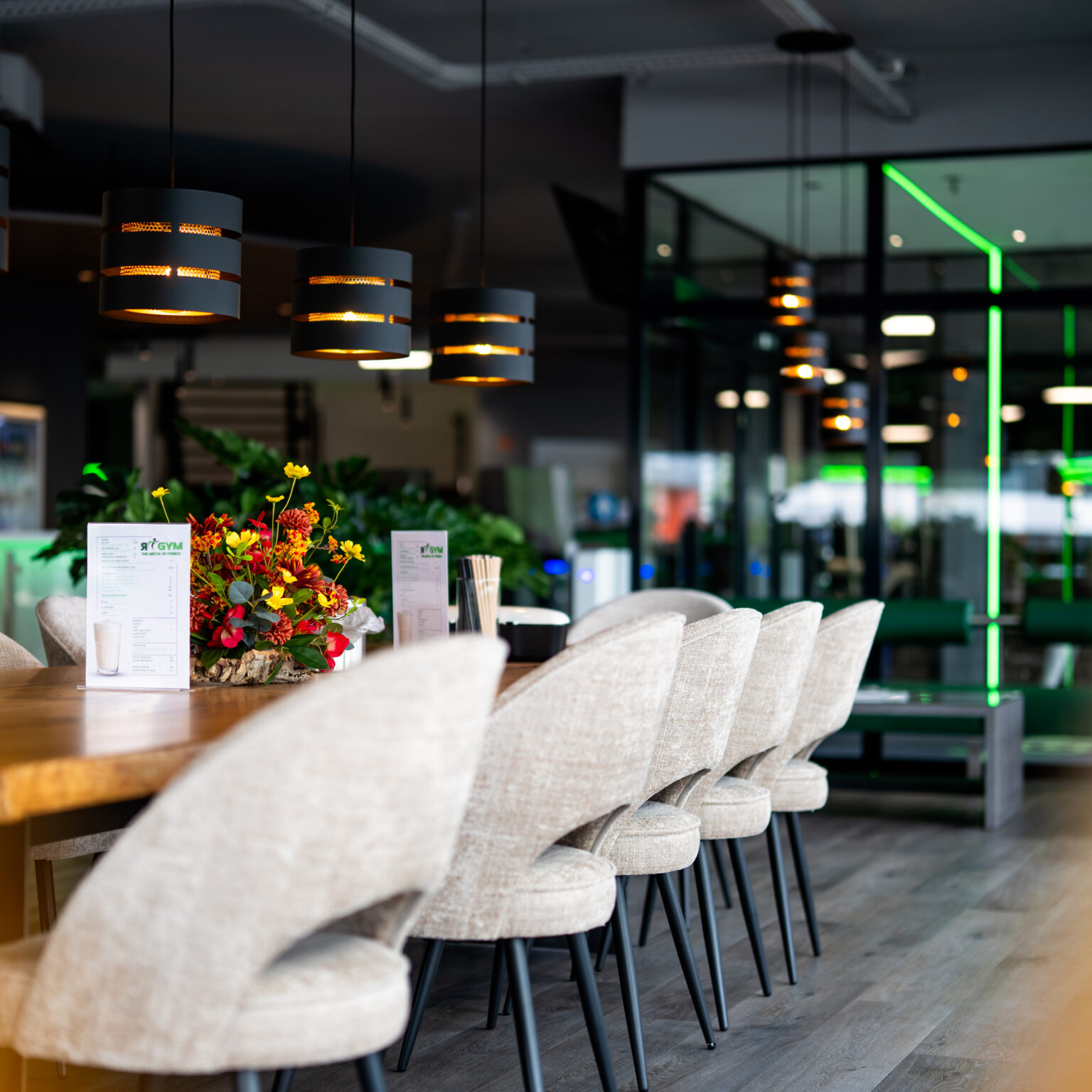 Zitplekken en tafel in de lounge