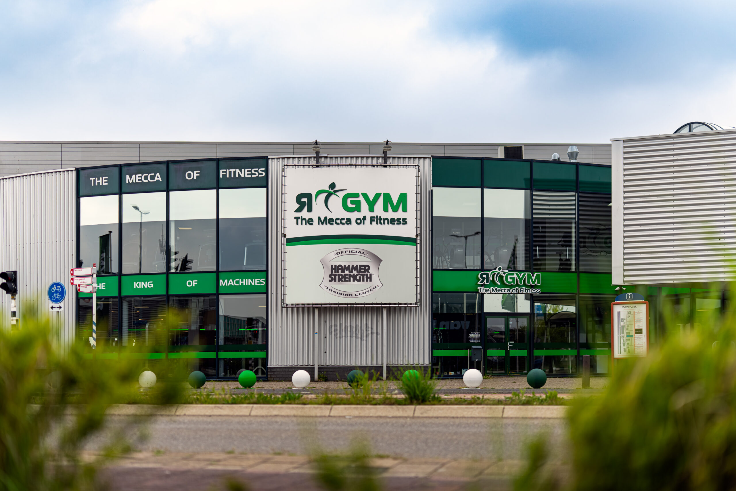 De ruime trainingsvloer van RGYM