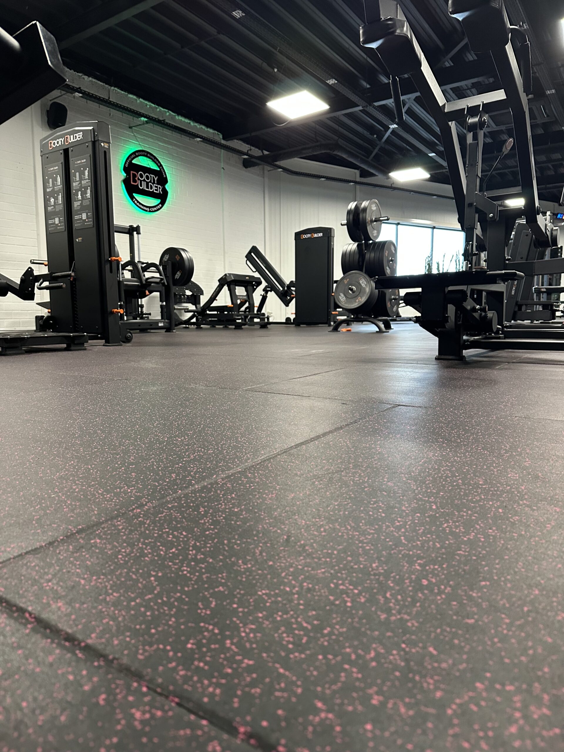 Overzichtelijke trainingsruimte binnen de Booty Club van RGym